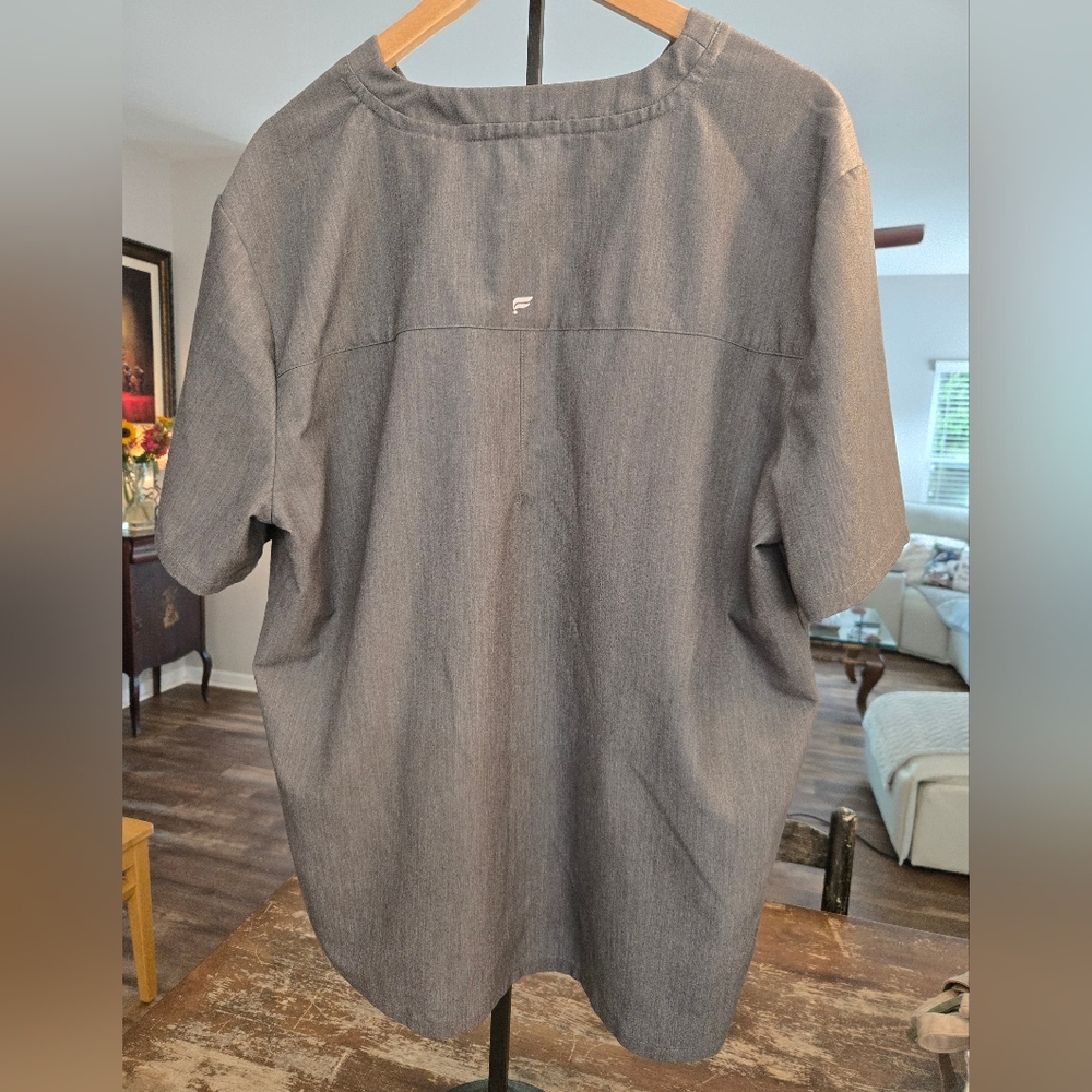 2 FABLETICS Men's Gray V-Neck Short Sleeve Tee SCRUB TOP - Picture 3 of 9